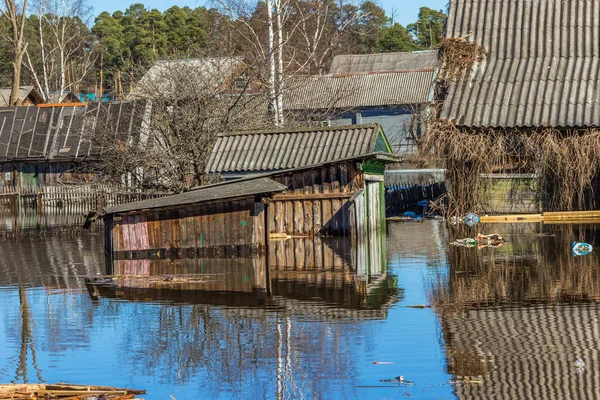 Bahar sel sular altında evleri