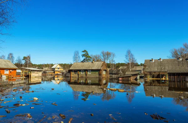 Überflutete Häuser bei Frühjahrsflut — Stockfoto