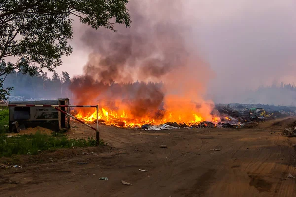 Quema de basura en el vertedero de residuos sólidos. Fuego. . Imágenes De Stock Sin Royalties Gratis