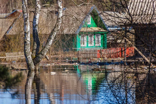Bahar sel sular altında evleri.