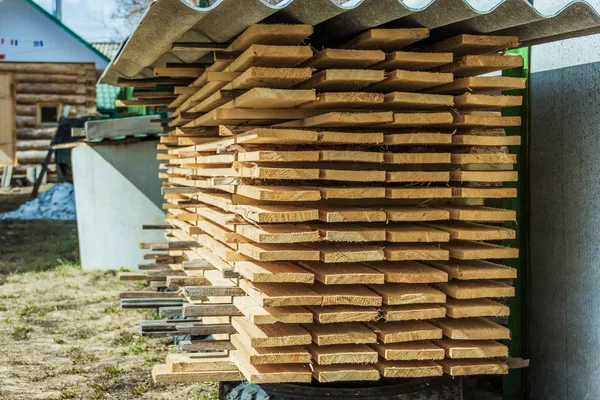 Stockage bordé planches empilées dans le pays . — Photo