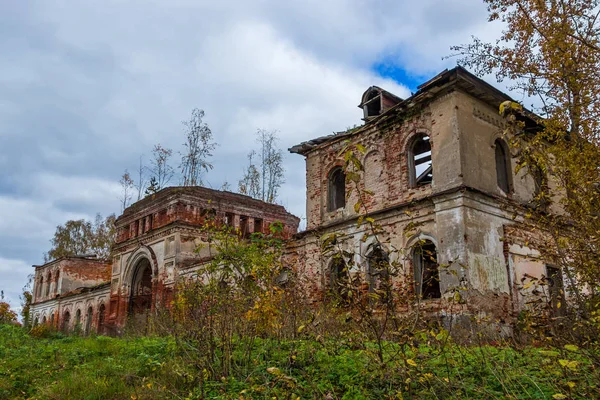 Un edificio abandonado a una iglesia en ruinas. El pueblo de Rybinsk-Zaruch 'ye . —  Fotos de Stock