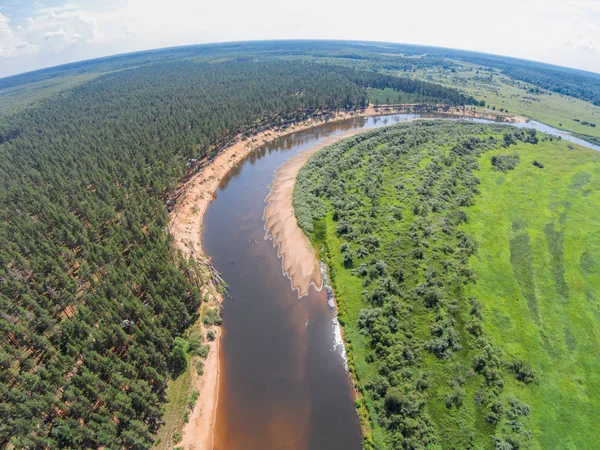 Yükseklik Mologa Nehri'nin ve orman ve kumlu kıyı görünümünden