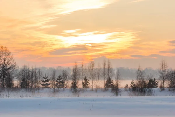 Puesta de sol sobre el pueblo y la niebla de invierno . Imágenes De Stock Sin Royalties Gratis