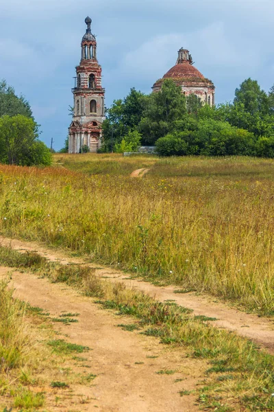 Terk edilmiş tapınak görünümünü. Kuznetsovo Köyü.
