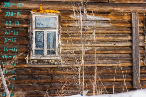 Fenster rustikale Hütte in der Kälte. — Stockfoto