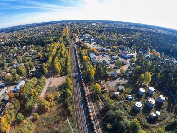 Demiryolu ile taşra kasabasında geçer.
