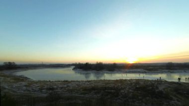 Buz Nehri üzerinde temiz. İnsanlarla paten üzerinde yolculuk. Timelapse. Günbatımı.
