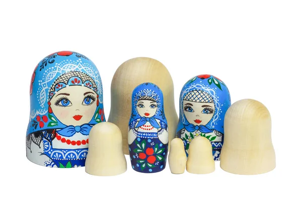 Három hagyományos orosz matryoshka babák és nyersdarabokat festé — Stock Fotó