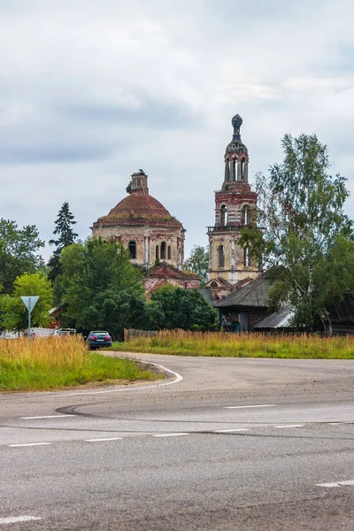 Terk edilmiş tapınak görünümünü. Kuznetsovo Köyü.