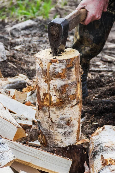 Adam ahşap cleaver doğrama.