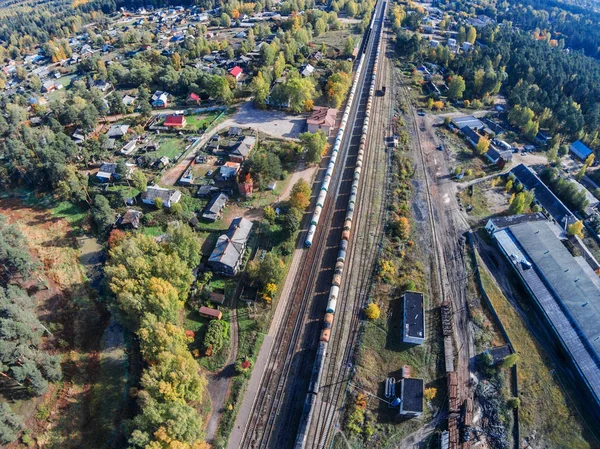 Die Eisenbahn fährt durch die Provinzstadt. — Stockfoto