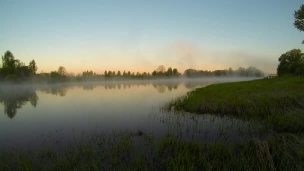 Temprano en la mañana en el río, en el pueblo . — Vídeos de Stock