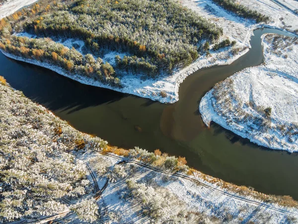 Volchina desemboca en el río Mologa. Invierno . Imagen De Stock