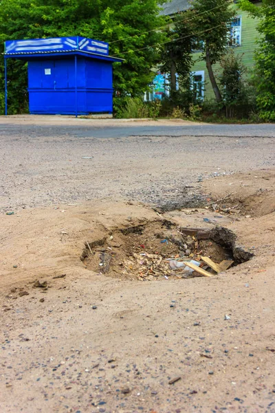 Köyün de yol asfalt delik.