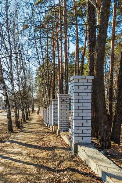 Die Errichtung eines neuen Zauns im Park. — Stockfoto