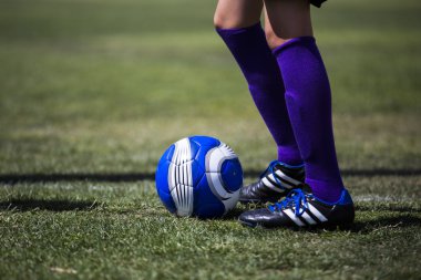 Çocuk bir dosyalanmış bir futbol topu ile ayakta