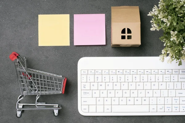 Concepto Compras Línea Pequeño Carro Rojo Teclado Blanco Vacíalo Para — Foto de Stock