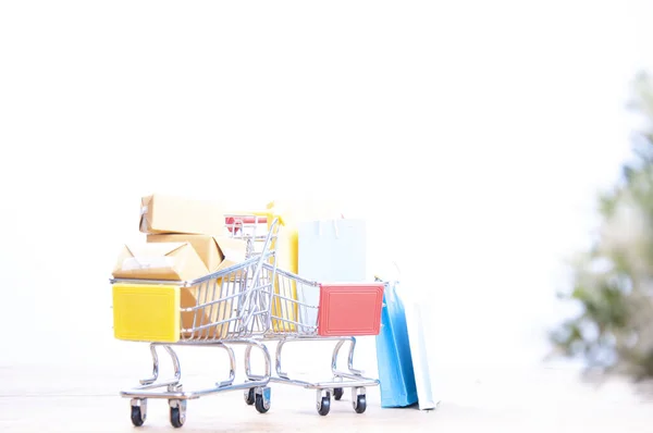 Concepto Compras Línea Casa Papel Maqueta Con Bolsas Compras Mesa —  Fotos de Stock