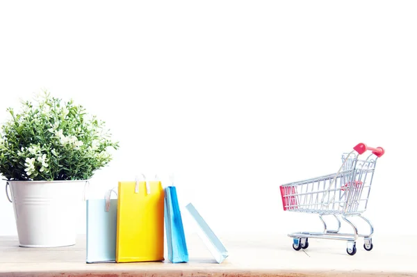 Concepto Compras Línea Casa Papel Maqueta Con Bolsas Compras Mesa —  Fotos de Stock