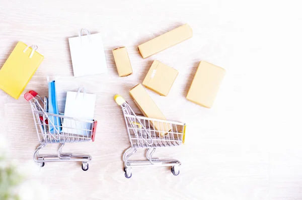 Concepto Compras Línea Casa Papel Maqueta Con Bolsas Compras Mesa —  Fotos de Stock