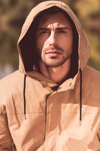 Hombre guapo en chaqueta con capucha — Foto de Stock