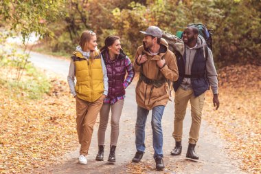 Mutlu genç backpackers ormandaki