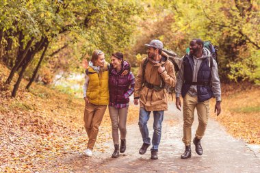 Mutlu genç backpackers ormandaki