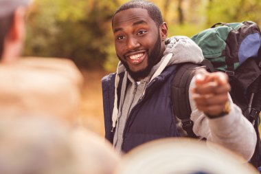 Genç gülümseyen adam backpacker 