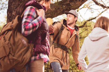 Genç backpackers ormanda yürüyüş