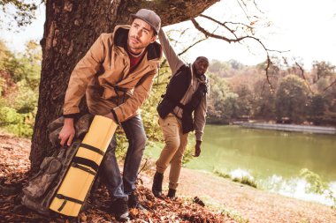 Nehir kenarında duran adam backpackers