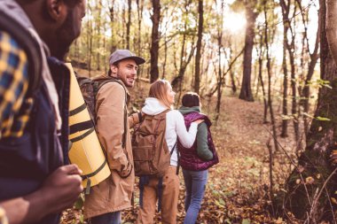 Sonbahar ormandaki genç backpackers