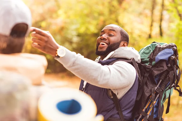 Jonge Glimlachende man backpacker — Stockfoto