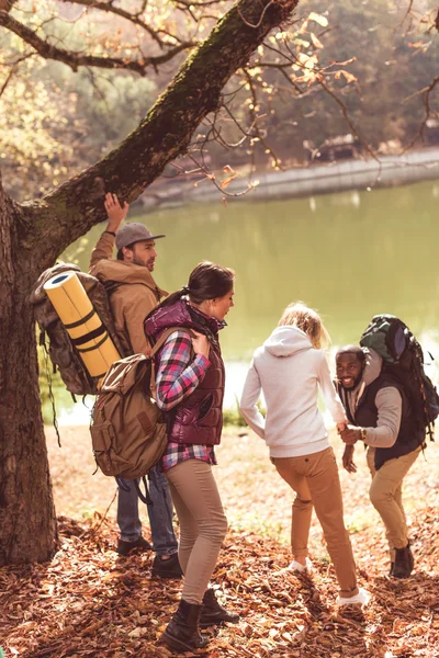 Men helping women go to river — ストック写真