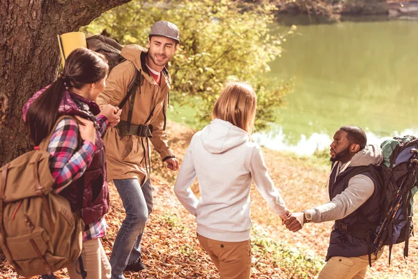 Men helping women go to river — Stock Photo, Image