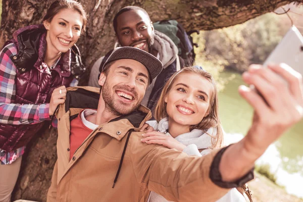 Young people taking selfie in forest — Stock Photo, Image