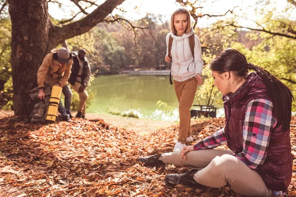 Young woman looking at leg — Stock Photo, Image