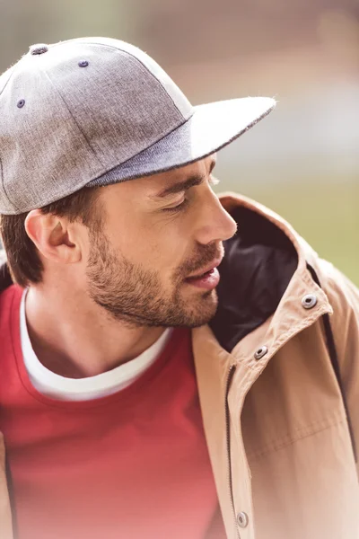 Young bearded man traveler — Stock Photo, Image