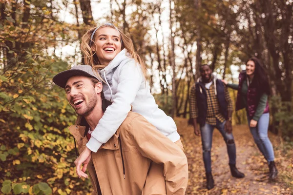 Fröhliche Freunde, die Spaß im Wald haben — Stockfoto
