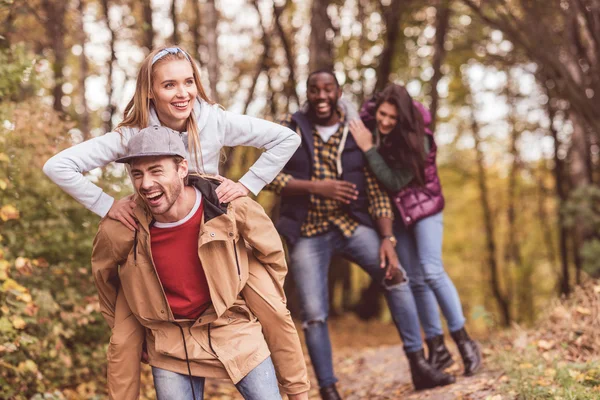 Amigos felices divirtiéndose en el bosque — Foto de Stock