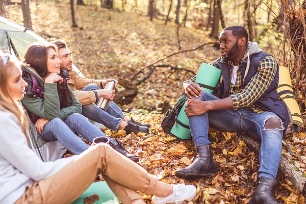 Jovens amigos viajantes na floresta — Fotografia de Stock