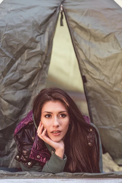 Woman laying in opened tent — Stockfoto