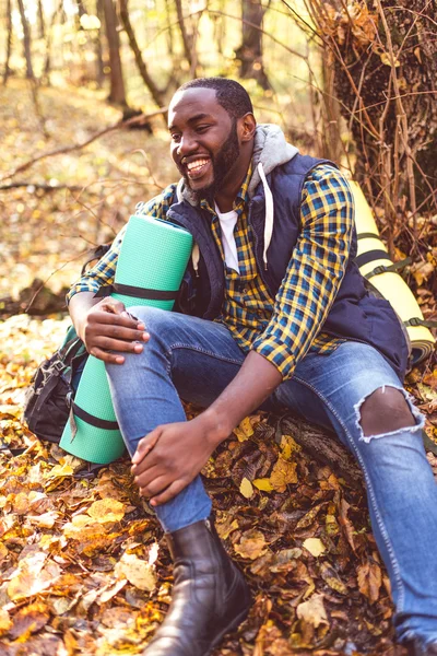 Schöner lächelnder Mann mit Rucksack — Stockfoto
