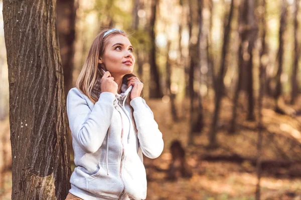 Young beautiful woman in autumn forest — Stock Photo, Image