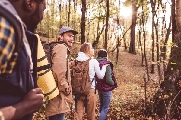 Young backpackers in autumn forest — Stockfoto