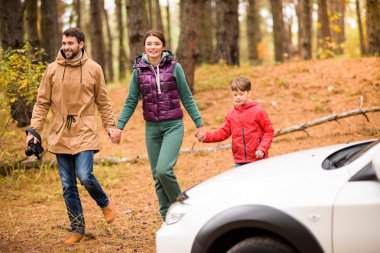 familie wandelen in herfst woud