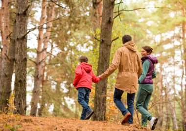 familie wandelen in herfst woud