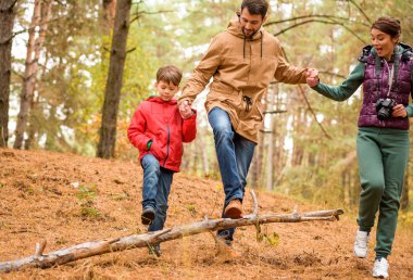 familie wandelen in herfst woud