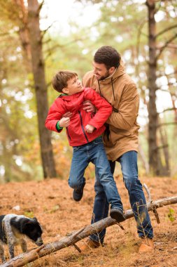 Mutlu çocuk babası ve köpek ile oynamak 