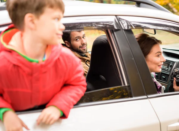 Smiling boy looking through car window — Stock Photo, Image